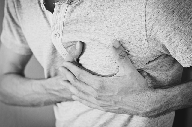 Faire un massage cardiaque sans défibrillateur