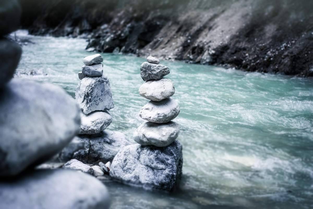 Rochers empilés sur un ruisseau, équilibrage de pierres en milieu naturel Rochers empilés sur un ruisseau, équilibrage de pierres en milieu naturel