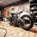 Moto en réparation dans un garage avec outils et étagères