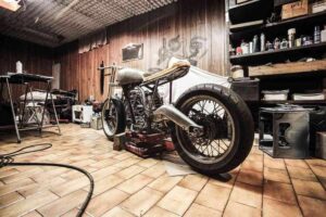 Moto en réparation dans un garage avec outils et étagères