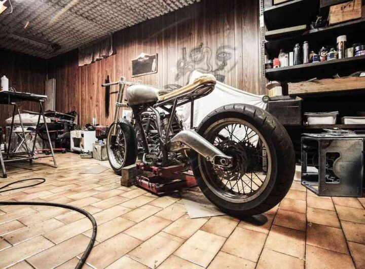 Moto en réparation dans un garage avec outils et étagères