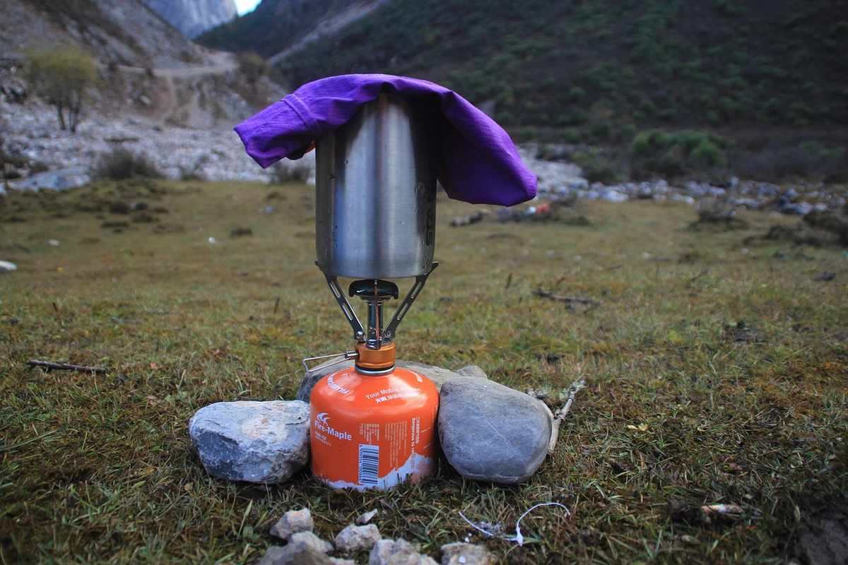 Réchaud de camping avec une casserole et un abri Réchaud de camping avec une casserole et un abri