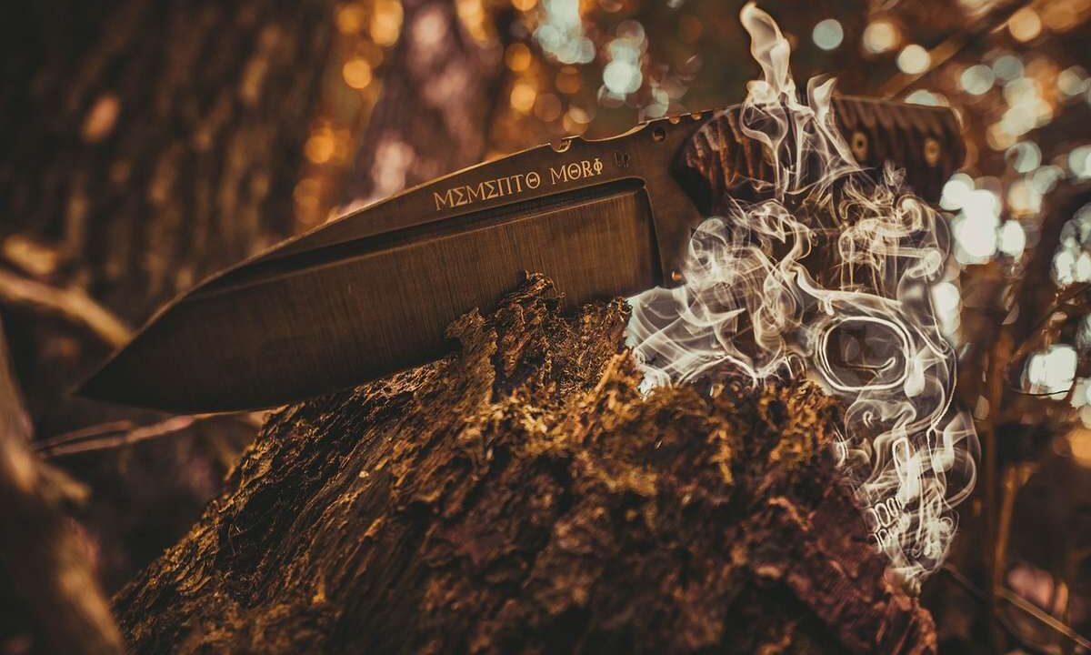 Couteau sur bois avec fumée