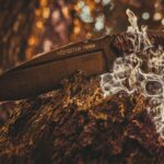 Couteau sur bois avec fumée