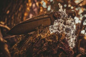 Couteau sur bois avec fumée