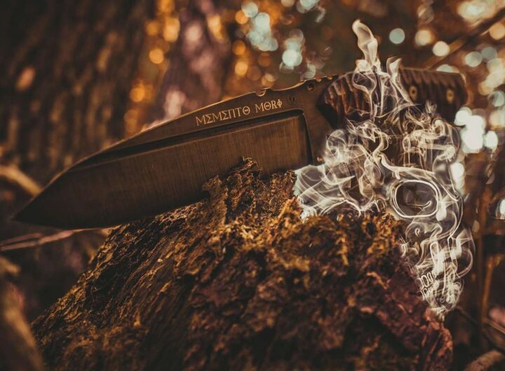 Couteau sur bois avec fumée
