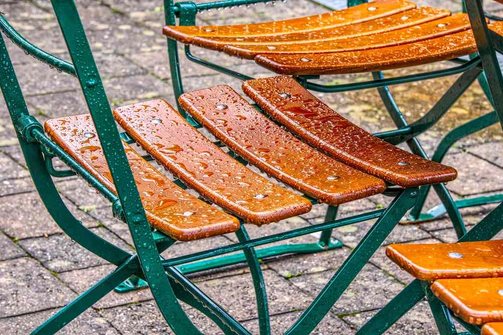 Sécher un salon de jardin avant de poser la housse de protection