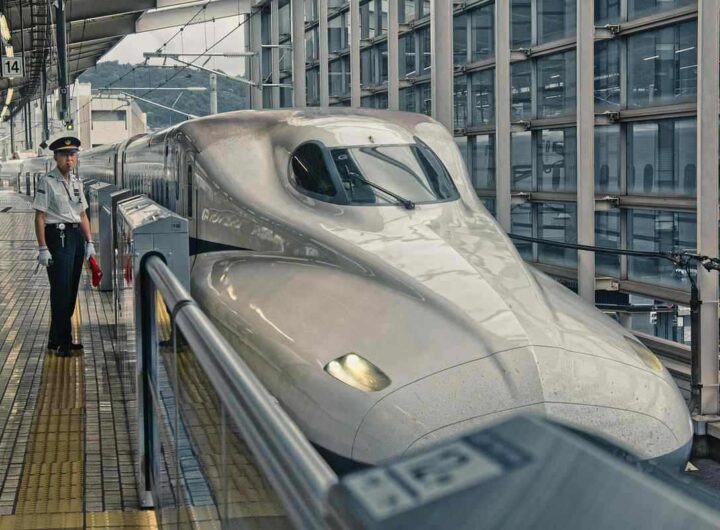 Train de passagers blanc brillant en gare, voyageur sur le quai